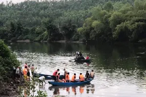 Thuyền chở 7 người bị lật, 2 cha con đang mất tích