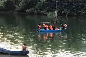 Tìm được thi thể cha và con gái vụ lật thuyền chở 7 người