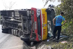 Lật xe buýt, hành khách đập kính chui ra ngoài