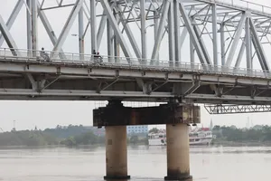 Thiếu tá cứu người cầu Bến Thủy: Tôi không kịp nghĩ an toàn 