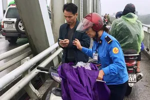 Thiếu tá lao cầu Bến Thủy giữa giá rét cứu 1 phụ nữ tự tử