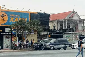 Cháy lớn ở siêu thị, lửa lan sang cửa hàng Thế Giới Di Động