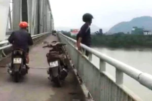 Người dân qua cầu Bến Thủy quay lại cảnh thanh niên tự tử