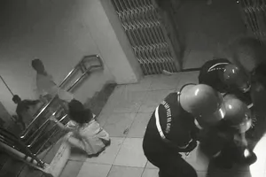 Nam bệnh nhân phóng hỏa bệnh viện, xé quần áo nữ điều dưỡng