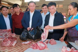 Phó Thủ tướng Vương Đình Huệ ‘vi hành’ chợ cuối năm