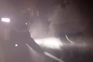 Giải cứu cụ bà 80 tuổi khỏi đám cháy tại tầng 2 ngôi nhà