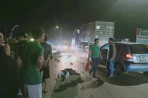 Xe máy bốc cháy sau khi tông ô tô, 2 thanh niên nguy kịch