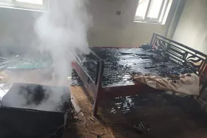 Tủ điện năng lượng mặt trời phát cháy trong tầng 2 của căn nhà