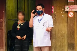 Hỗ trợ tiền, đưa một phụ nữ ở Nghệ An đi khám Corona