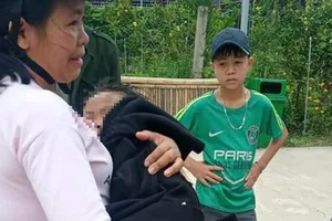 Thầy giáo dũng cảm cứu trẻ em du xuân bị rơi xuống hồ nước 