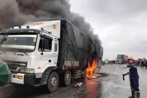 Xe biển số nước ngoài đang chạy thì cháy