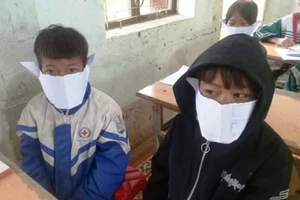 Học sinh miền núi làm khẩu trang bằng giấy phòng dịch Corona