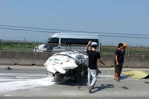 Một tài xế xe lôi bị container tông tử vong