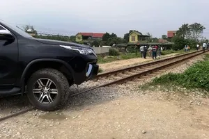 Tàu hỏa đâm xe tải, tài xế văng ra, xe lao xuống nước