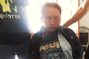 Kẻ buôn ma túy rút dao chống cảnh sát