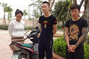 Bắt nhóm cướp giật vàng, điện thoại của người đi đường