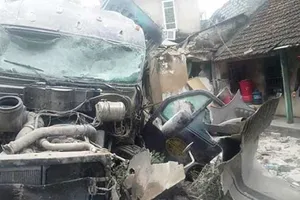 Hình ảnh xe tải tông sập nhà dân bên quốc lộ 1A
