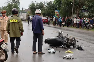 Xe Vios tông xe máy rồi tông xe con, 2 người nguy kịch