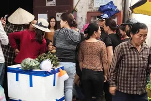 Người phụ nữ bị dân vây bắt vì nghi thôi miên lấy tiền