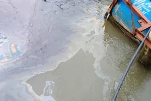 Xuất hiện vết dầu loang ở hạ nguồn sông Lam