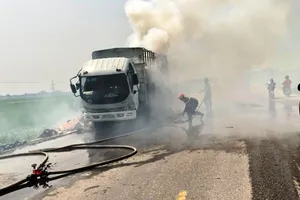 Xe tải chở hàng bốc cháy dữ dội trên quốc lộ