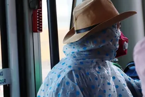 Đi máy bay mùa dịch COVID-19: Trùm kín như Ninja