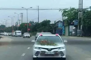 Yêu cầu tạm đình chỉ phó giám đốc BV tổ chức rước dâu cho con