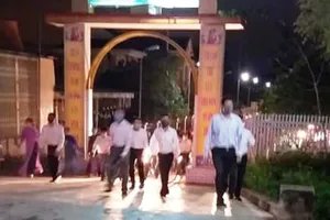 Nhiều người vẫn tập trung cầu nguyện tại nhà thờ ở Hà Tĩnh