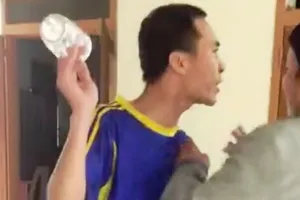 Tụ tập uống rượu bị nhắc nhở còn thách thức công an