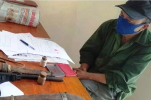 Liều lĩnh mang súng săn qua chốt kiểm dịch COVID-19