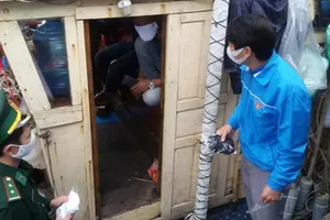 2 thuyền viên cập bờ không đeo khẩu trang bị phạt 