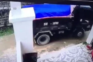 Bắt tài xế cán trúng bé 20 tháng tuổi rồi lấp cát xóa dấu vết