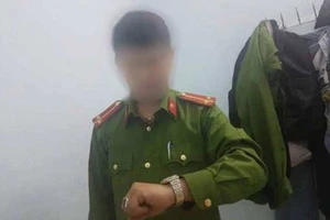 Đăng ảnh mặc đồ cảnh sát lên Facebook, bị phạt 1 triệu 