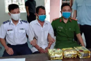 Liều lĩnh 'ôm' 3kg ma túy đá đi trên quốc lộ, bị cảnh sát bắt 