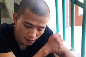 3 cảnh sát bị thương khi khống chế người nghiện cầm kiếm