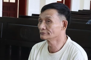 Thầy bói phán 'dưới nhà có kho báu vàng' hầu tòa