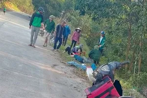 Xe máy chở 4 tông vào cột mốc, 2 nữ sinh tử vong, 2 bị thương