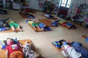 Trường mầm non nói về vụ học sinh ngủ cũng đeo khẩu trang