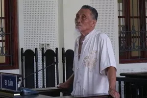 Cụ ông bắt trói em trai,đổ rượu vào miệng vì chuyện mua đồ thờ