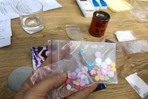 Sử dụng ma túy đá, thuốc lắc rồi lái xe hơi chạy trên quốc lộ 