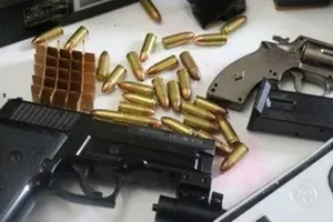 Cảnh sát bắt kẻ mua bán ma túy thủ súng đã lên đạn