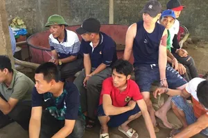 Đang say sưa đá gà ăn tiền, công an ập vào