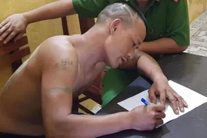 Tạm giữ người nhậu xong mang dao vào trụ sở công an quậy