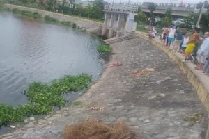 Tìm người thân thi thể bé gái vớt lên từ hồ Cửa Nam 