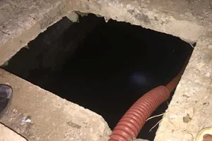 Mẹ khóc ngất khi thấy thi thể con trai 4 tuổi dưới hố ga