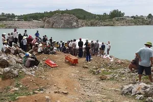 1 học sinh đuối nước ở hồ sâu từng khai thác đá