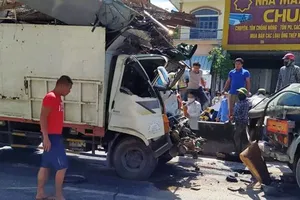 Giải cứu tài xế kẹt trong cabin ô tô tải sau cú tông xe bồn