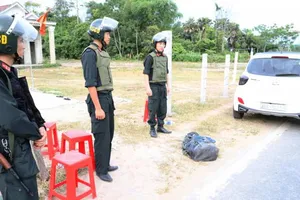 Hai người đi trên ô tô vứt 31 kg ma túy đá xuống đường