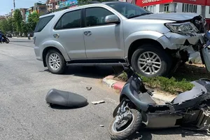 Va chạm xe biển xanh với xe máy điện, cô gái phải cấp cứu