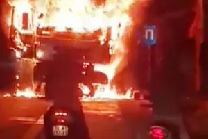 Xe tải cháy dữ dội sau cú tông vào người đi xe máy